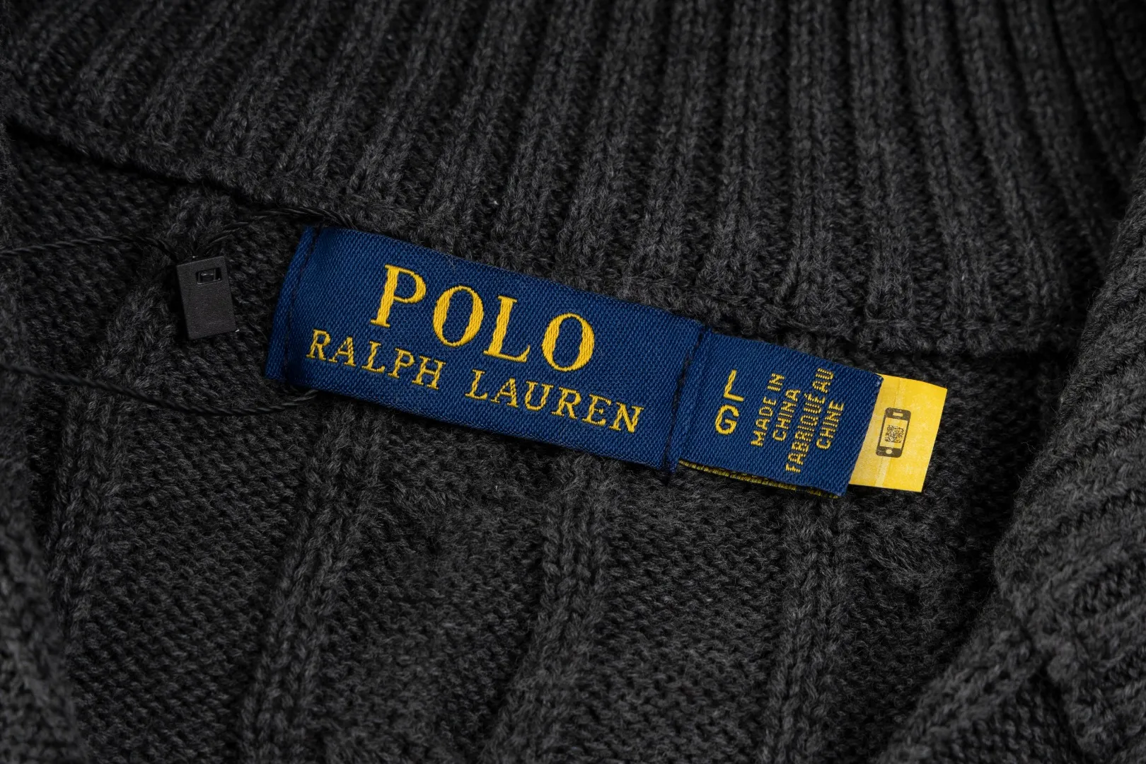 P236 #R92 RALPH LAUREN Ralph Lauren fifteen colors classic small label embroidery logo turtleneck pullover half-zip knitted cable sweater with high-density LOGO embroidery on the chest and original customized tag accessories. Made of pure cotton yarn, pure cotton is skin-friendly and comfortable, small label war horse embroidered twist turtleneck sweater 🐎 high quality, follow the blogger to learn how to wear it! Let’s buy a Ralph Lauren cable sweater. It’s a super hard-to-find series after it became popular. It’s hard to find one on the official website. It’s simple and practical to wear, with a lazy and loose feel. The thickened fabric has more texture, feels soft and delicate, and has a loose fit. Whether worn alone or layered, you can wear different styles of fashion with just one piece!   Size：XS S M L